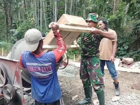 Pelda Purnomo Angkat Semen Adonan Bedah RTLH