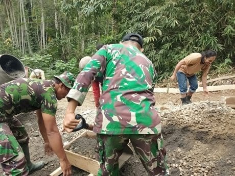 TMMD, Pelda Purnomo Angkat Pasir Untuk Adonan Bedah RTLH