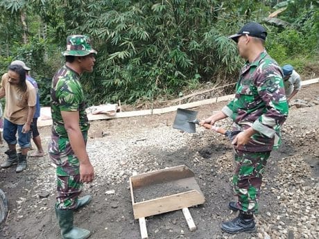 Titik RTLH Jauh, Satgas TMMD Tetap Angkut Material Dengan Digendong