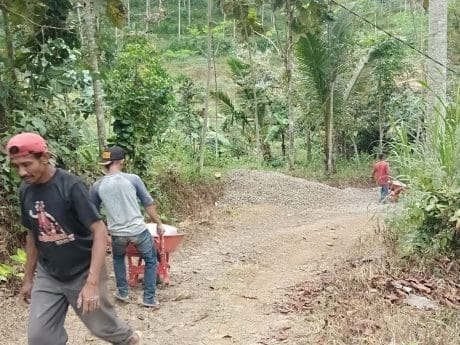 Dengan Alat Angkut Dorong, Material RTLH Sampai Jadi Bahan