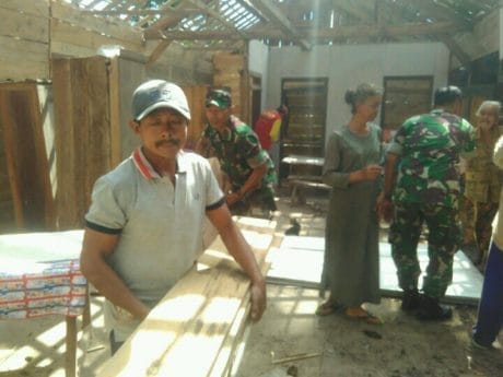 Kayu Rumah RTLH Diangkut Satgas TMMD