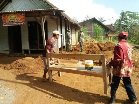 Satgas TMMD Angkut Kursi RTLH Milik Arif