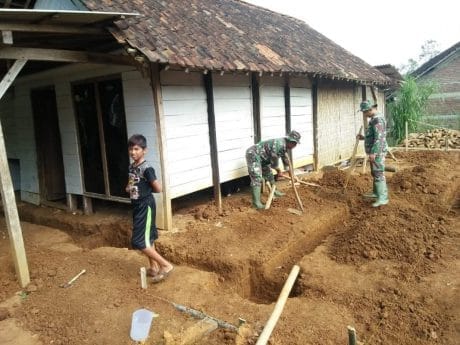 Pondasi RTLH Milik Arif Diawali Dengan Doa