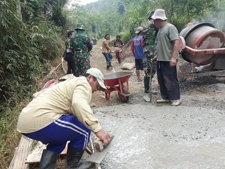 Samijo Bantu Rabat Jalan Menuju RTLH Dompyong