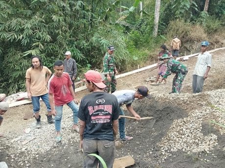 Warga Angkut Material Dengan Cangkul