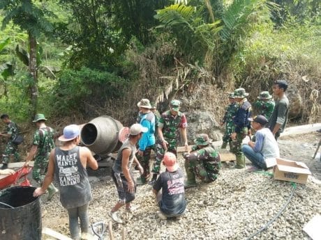 Dansatgas TMMD Salami Warga Bagian Angkut Material