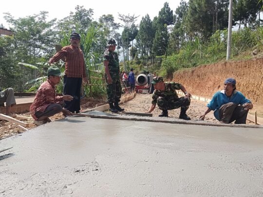 Koordinator Kecamatan Beri Arahan Warga Untuk Pemerataan Semen