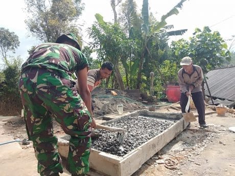 TMMD, Koordinator Kecamatan Ikut Aduk Semen