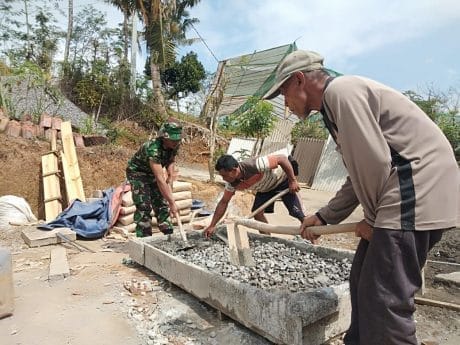 Serda Purwanto Aduk Semen Pakai Cangkul
