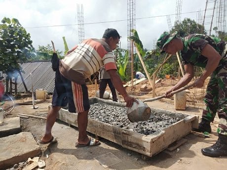 TMMD, Bareng Warga Serda Purwanto Aduk Semen