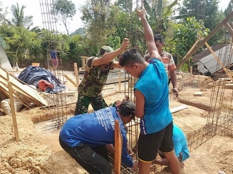 Serda Purwanto Pasang Besi Pondasi