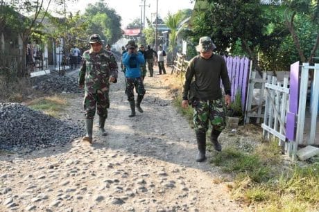 Satgas TMMD Reguler Tegal Berjalan Kaki Sambil Silaturahmi di Suradadi
