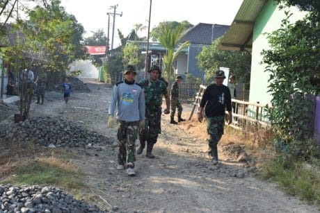 Menuju Lokasi, Satgas TMMD Jatimulya Jalan Kaki