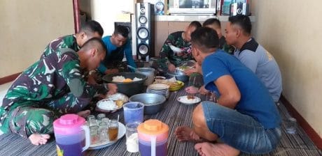 TNI Beri Contoh Jiwa Korsa Saat Makan Siang di TMMD Jatimulya Tegal