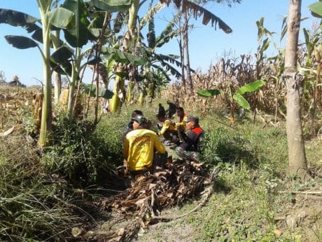Warga Pengerjaan JUT Rehat Di Saluran Irigasi