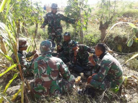 Bareng Satgas TMMD Lain, Serda Mursidi Arahkan Rekan Sejawat