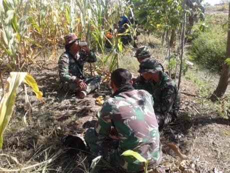 Sembari Menenggak Minuman Dingin, Satgas TMMD Tukar Ide Pengerjaan Lapen JUT