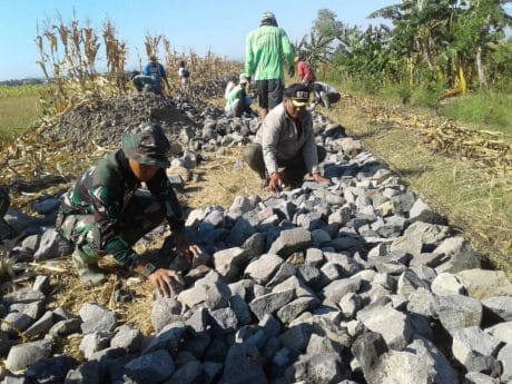 Sertu Hambali Tata Batu Kali Untuk JUT Jatimulya