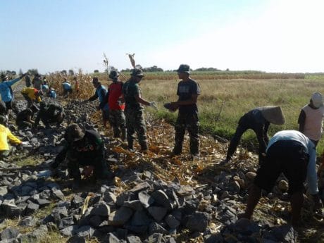 Satgas TMMD Lempar Terima Batu Dengan Warga