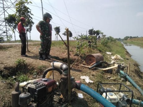 Cek Irigasi, Satgas TMMD Periksa Mesin Penyedot Air