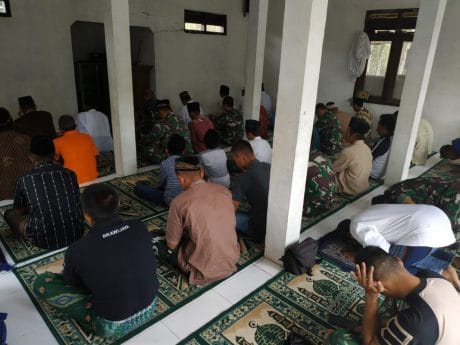 Khusu’nya Satgas TMMD Solat Bareng Warga