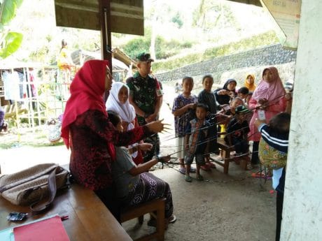 3 Satgas TMMD Bantu Pengecekan Kesehatan, Hingga Tes Tensi Darah