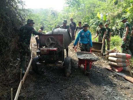 TMMD, Ini Adukan Semen Pengerjaan Rabat Jalan Penghubung 2 Desa