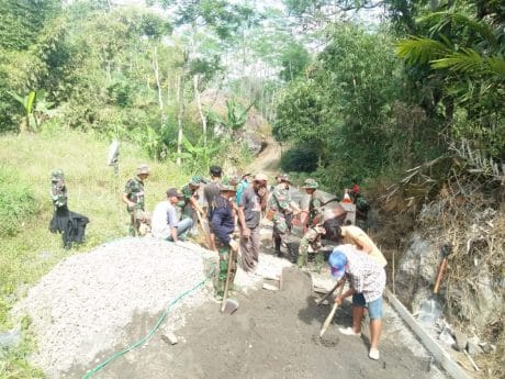 Kasiman, Tetua Adat Dompyong Ikut Awasi Pengerjaan Rabat Jalan Penghubung 2 Desa