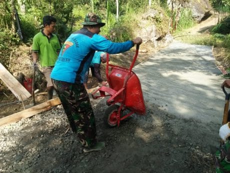 Bahan Cor Jadi Diangkut Pakai Alat Angkut Dorong