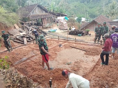 Cangkul Dan Linggis Jadi Alat gali Pondasi Rumah Boinem