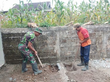 Dandim Beri Semangat Pada Sertu Taslim Saat Gali Pondasi