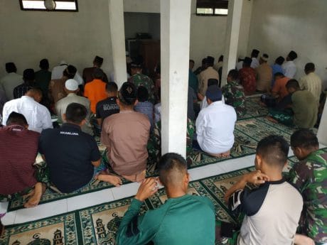 Dansatgas TMMD Trenggalek Sholat Berjamaah