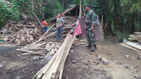 Kapten Inf Muyanto, Datangi Rumah Warga Yang Ketempatan Satgas TMMD