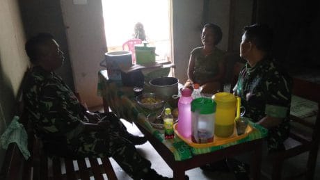 TMMD, Dolan Ke Rumah Murtini Kapten Inf Muyanto Disuguhi Kopi