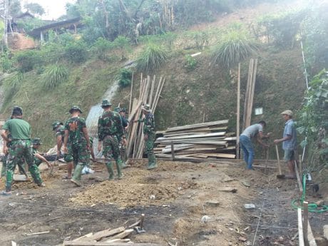 Ekstrim, Satgas TMMD Gotongroyong Gali Pondasi Di Lereng Gunung