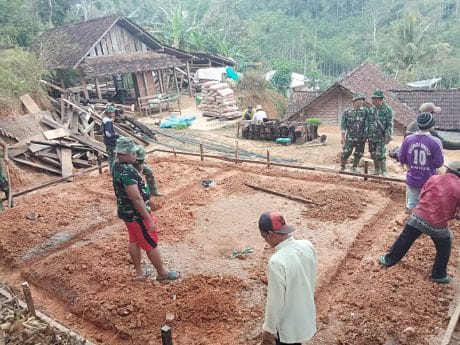 Sebelum Gali Lubang Pondasi, Satgas TMMD Ukur Lebar Pondasi