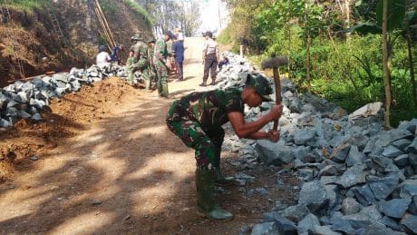 Ini Aksi Pecah Batu Pratu Yonanda Satgas TMMD Reg 105 Kodim Trenggalek