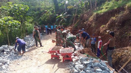 Untuk Irigasi TMMD, Pratu Yonanda Ikut Pecah Batu