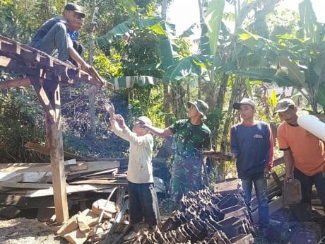 Tangis Boinem Pecah, Rumahnya Dirobohkan TNI