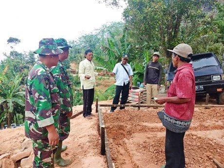 Kades Sumurup Periksa Warga Yang Ikut Bongkar RTLH