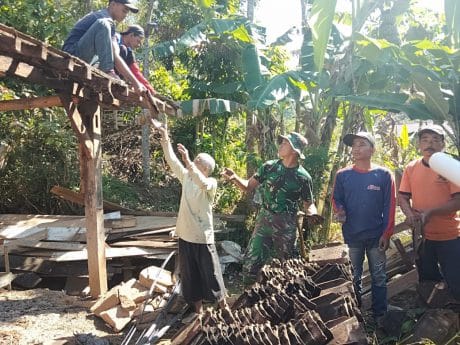 TMMD, Genteng Rumah Boinem Diturukan Sartgas TMMD