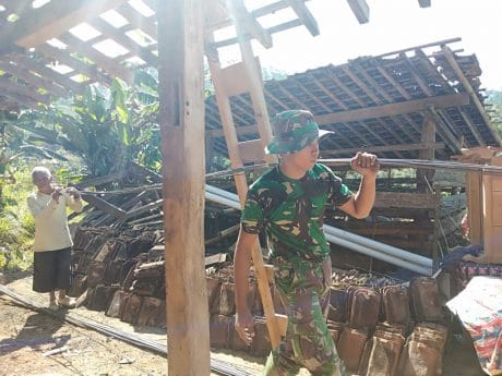 Saeran, Kakek Tua Galang RTLH Bareng TNI