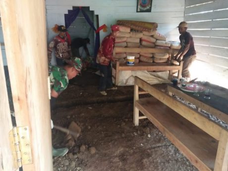 Satgas TMMD Bantu Angkat Perabotan Rumah Arif