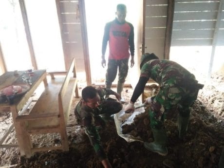 Bongkahan Batu Dan Tanah Pondasi RTLH Diangkut Satgas TMD