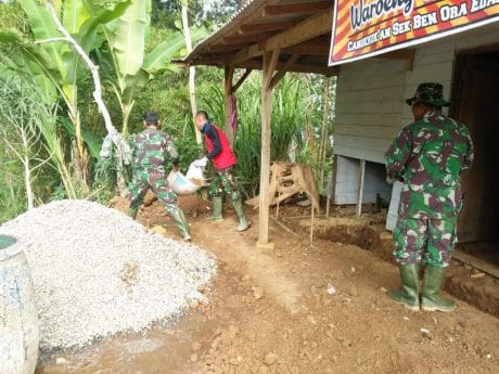 TMMD, Arif Angkut Bongkahan Batu Dan Tanah Pondasi Rumahnya Dengan Karung