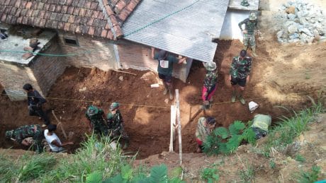 Satgas TMMD Bersama Warga Mulai Kerjakan TPJ