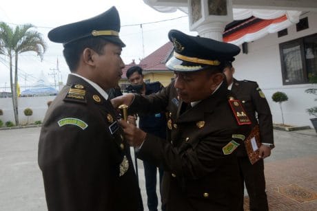 Kejari Tanjabbarat Tri Joko Pimpin Upacara Hari Adiyaksa ke 59