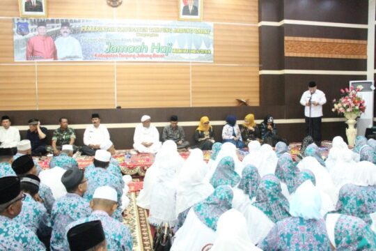Bupati Safrial Lepas 350 Calon Jamaah Haji Tanjabbarat