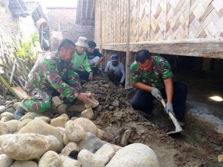 Dinding Bawah Rumah Jaenah Digali Satgas TMMD Tegal dan Masyarakat