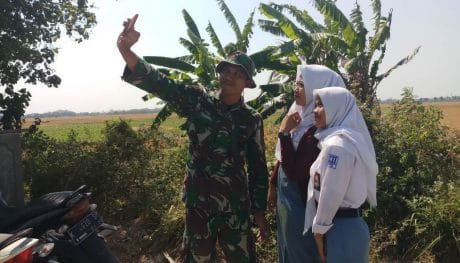 Menjadi Idola, Banyak Warga Minta “Selfi” Dengan Satgas TMMD
